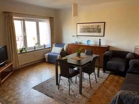 app. agréable et bien situé avec balcon et cave.