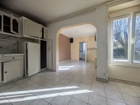 ensemble immobilier grande maison + bâtiment 200 m2 gîte  grange et 2 182 m2 de terrain...