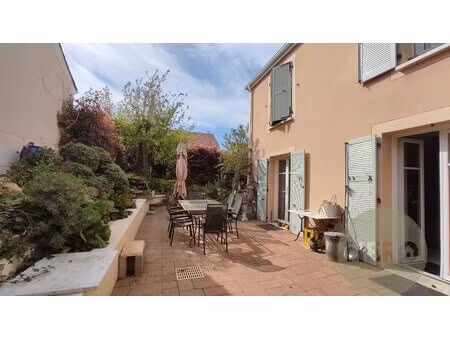 charmante maison à plaisir avec grand séjour et 4 chambres.