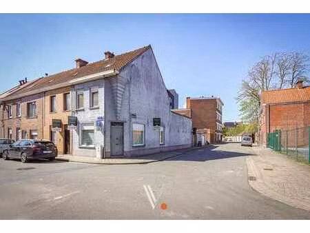 hoekwoning met stadstuin en garage in het centrum van izegem