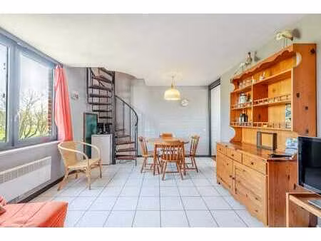 appartement lumineux d'une chambre avec coin couchage