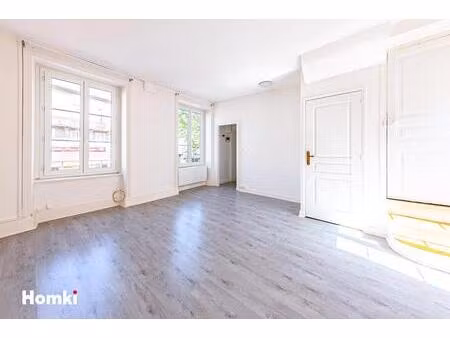 appartement t3 de 84 m2 à billom 63160  place de la halle