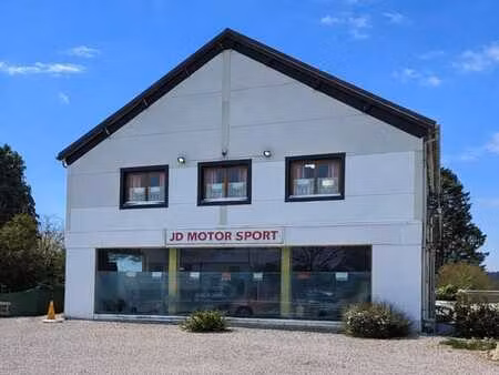 bel immeuble de commerce et d’habitation