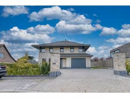 goed gelegen woning met 4 slaapkamers  garage en ruime tuin