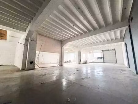 spacieux entrepôt idéalement situé à proximité de la gare