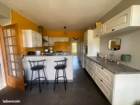 maison avec garage et terrain clos