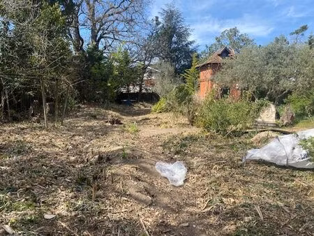 terrain - 700m ²
