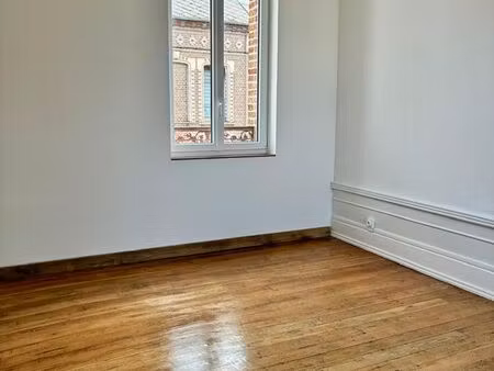 appartement rénové avec étage – centre de flixecourt