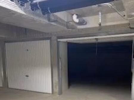 location garage fermé isle d'abeau