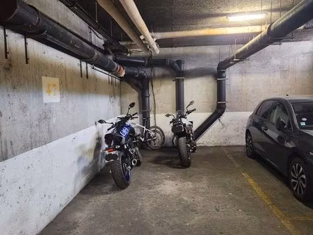 place de parking moto scooter