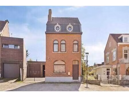 maison avec un grand atelier(+/- 205m²) au centre de dworp