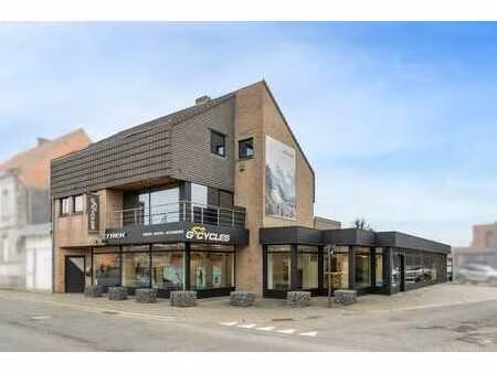 commerce semi-mitoyen avec duplex rénové