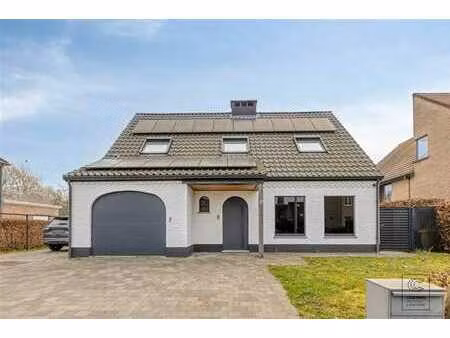 maison prête à emménager avec 5 chambres  jardin avec piscin