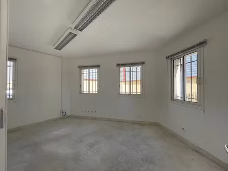 location locaux professionnels 2 pièces 42.08 m² à saint-cannat (13760)  769 €