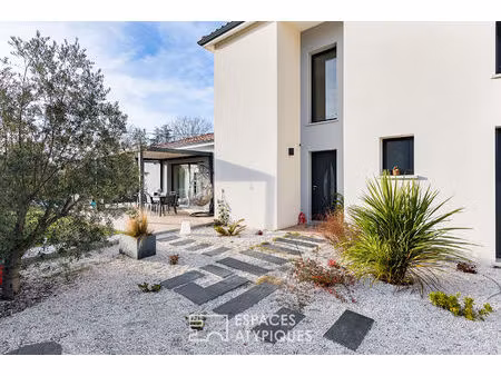 maison contemporaine à tournefeuille avec piscine et garage