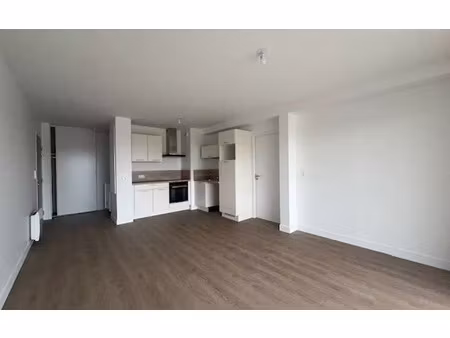 location appartement  m² t-3 à ploudalmézeau  840 €
