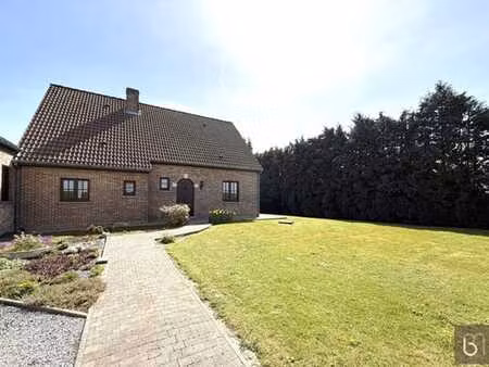 villa (3 à 4ch)  véranda  piscine  poolhouse/bbq  garage