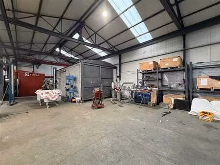 spacieux entrepôt - 800 m2 + bureaux + parkings