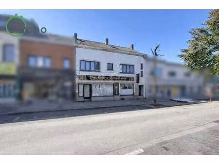 surface commerciale idéalement située au centre de la louviè