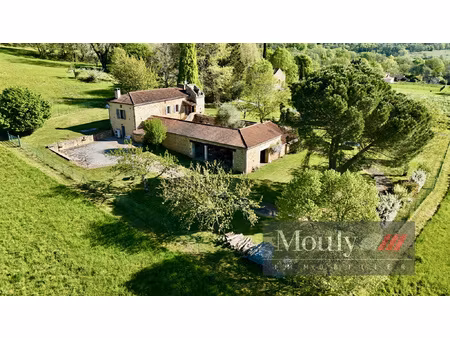 belle maison de caractere donnant sur cour avec pigeonnier