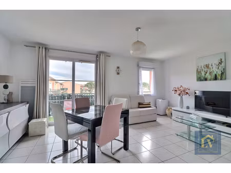 a vendre appartement 2 chambres avec grand balcon et 2 places de parking