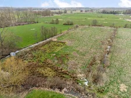 terrain agricole dans cadre verdoyant heffen