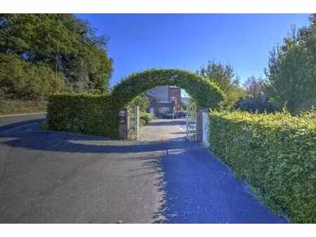 appartement 1ch  jardin  emplacements de parking et garage