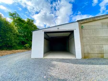 entrepôt de +-100m² avec porte d'une hauteur de 3 5m