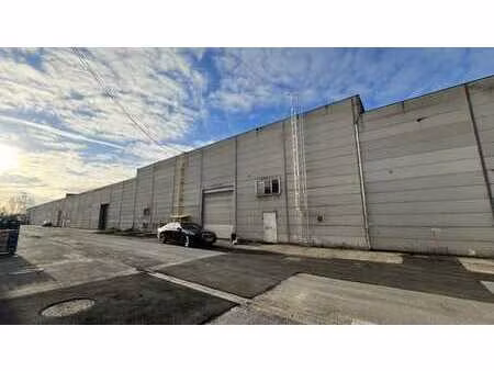 entrepôt avec pont roulant à louer à proximité de la sortie