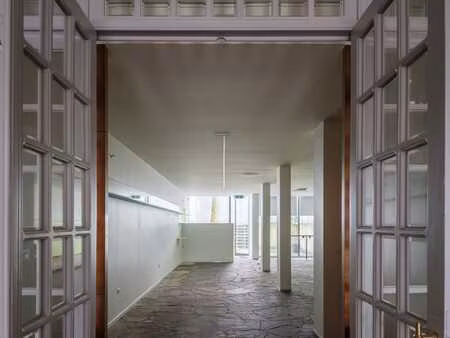 handelspand gelegen achter een statige gevel op een vlot ...