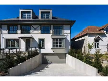 a proximité immédiate du shopping de woluwe