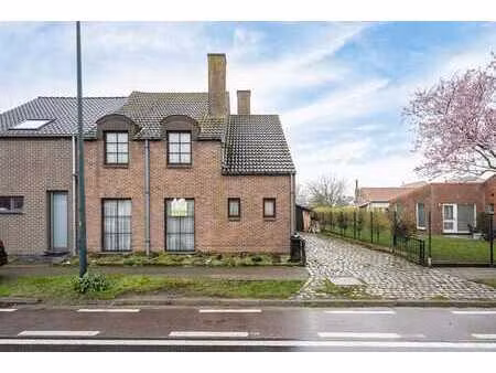 op te frissen woning langsheen de kriekmoerstraat te eeklo!