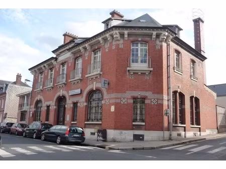 immeuble 25 pièces - 600 m²