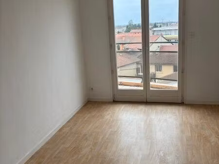 t2 montrond les bains hyper centre