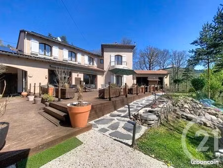 maison 8 pièces 212 m²