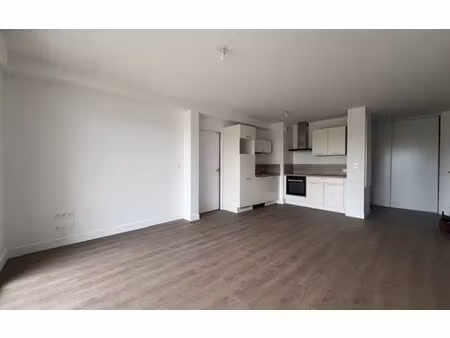 location appartement  m² t-3 à ploudalmézeau  840 €
