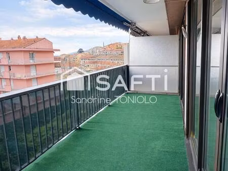 trois pièces à proximité des commodités