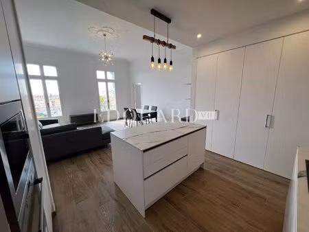 magnifique trois pièces finement rénové et meublé  avec cave et garage  dans renommé immeu