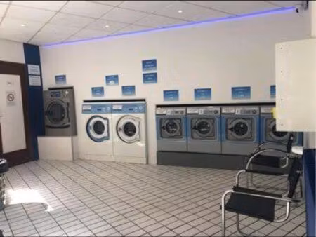 local commercial + laverie équipée  emplacement passant