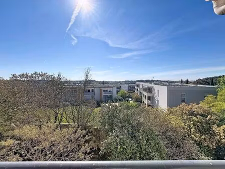 t2 lumineux avec vue dégagée  loggia et parking