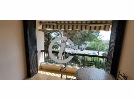 t2 cabien avec belle terrasse et parking