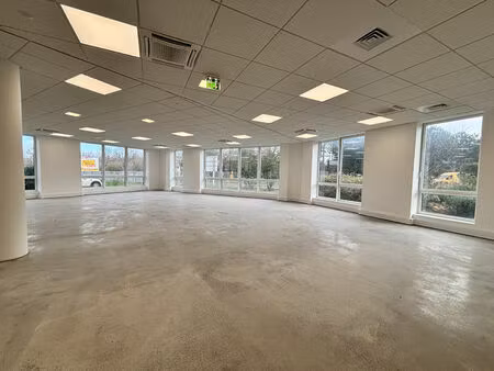 local commercial guyancourt 170 m2