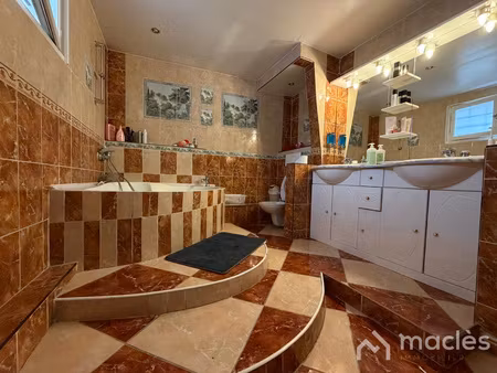 maison spacieuse 8 pièces avec jardin et fort potentiel loca