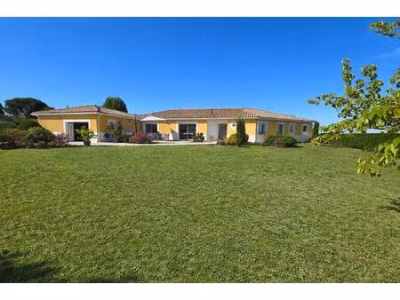 maison familiale de plain pied de 2006 avec grande parcelle paysagée