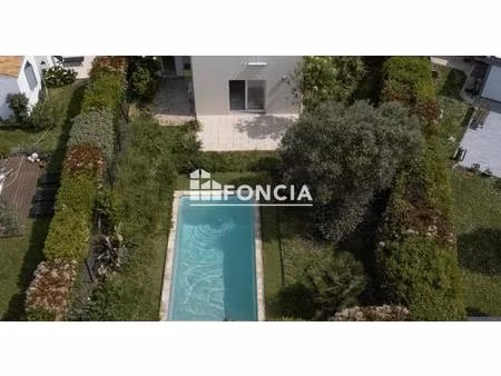 maison proche mer avec jardin et piscine