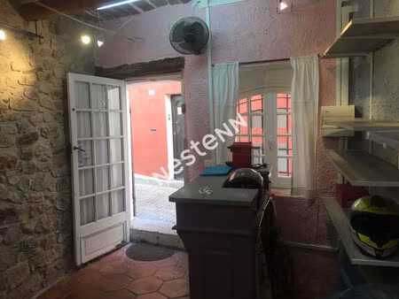 local commercial à louer au coeur du village du castellet - 10 m²