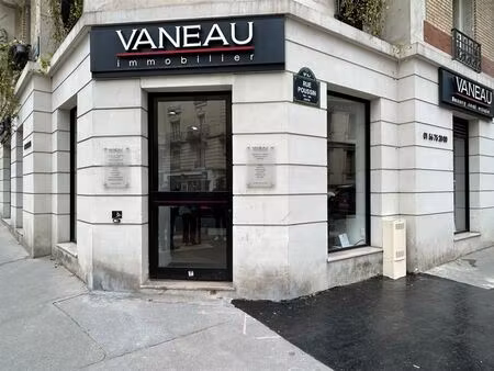 local d'angle 149 m² - rue poussin