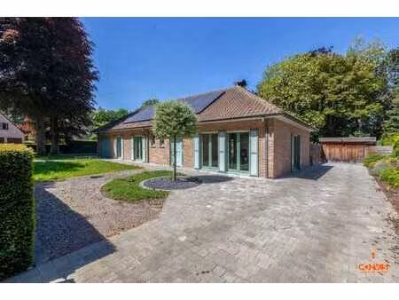 ruime bungalow omgeven door groen in rustige woonwijk