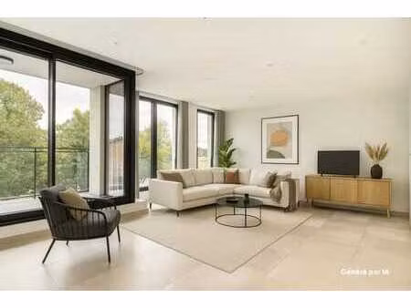 à proximité de la place dumon  de métros et de commerces