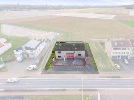 commerce idéalement situé offrant de nombreuses possibilités